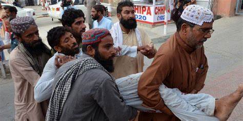 Cinco indivíduos encontram a morte em meio à violência durante o processo eleitoral no Paquistão.
