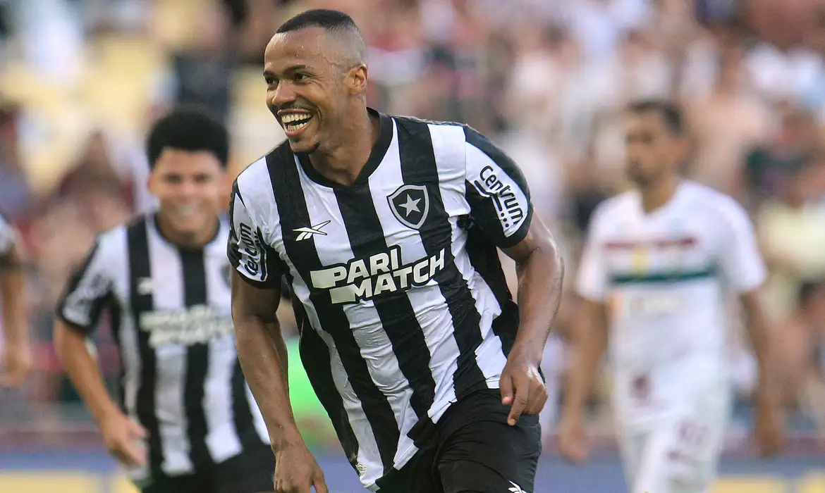 Botafogo derrota o Fluminense e mantém esperanças de avançar para as semifinais no Rio de Janeiro