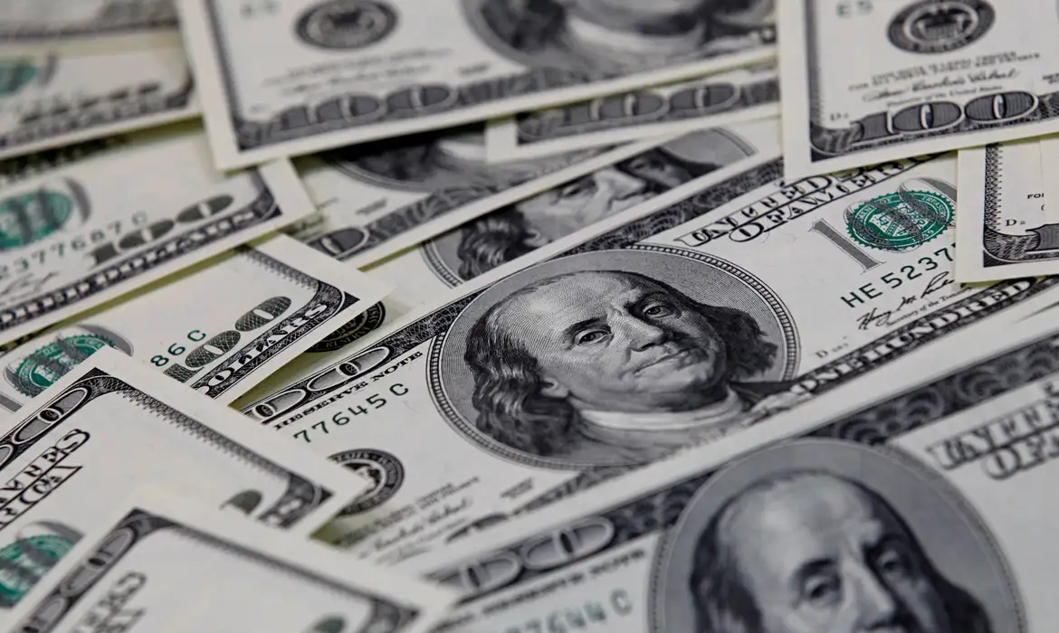 Dólar atinge R$ 5,11 em dia de alívio nos mercados, impulsionado por dados de inflação no Brasil e nos EUA