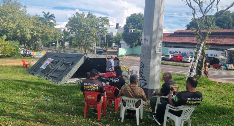 Policiais acampam junto à sede do governo amazonense reivindicando pagamento