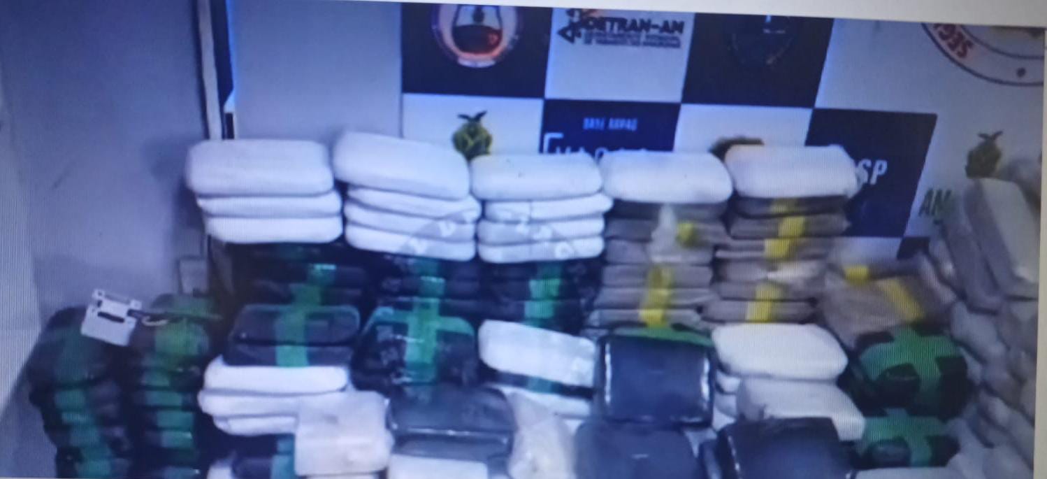 Vídeo: ‘Arpão’ intercepta 1,6 tonelada de drogas peruana e causa prejuízo de R$ 110 milhões ao crime