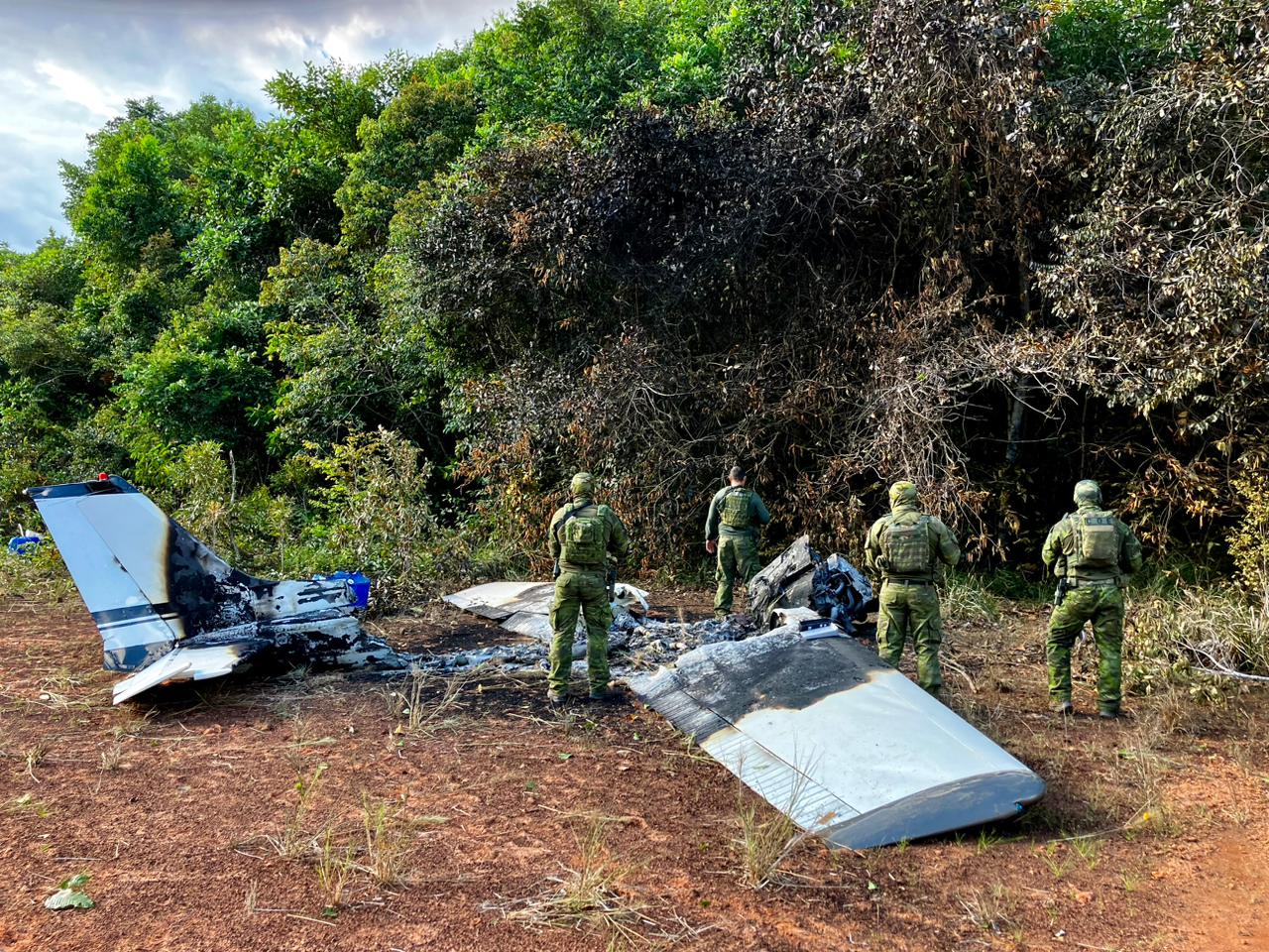 FAB intercepta avião carregado de drogas no Amazonas e traficantes tentam destruir produtos