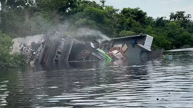 Sobe para quatro os mortos no incêndio de barco no Rio Negro; busca continua