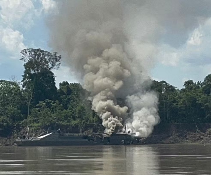 Barco da Marinha pega fogo em trecho do rio Solimões, no interior do Amazonas