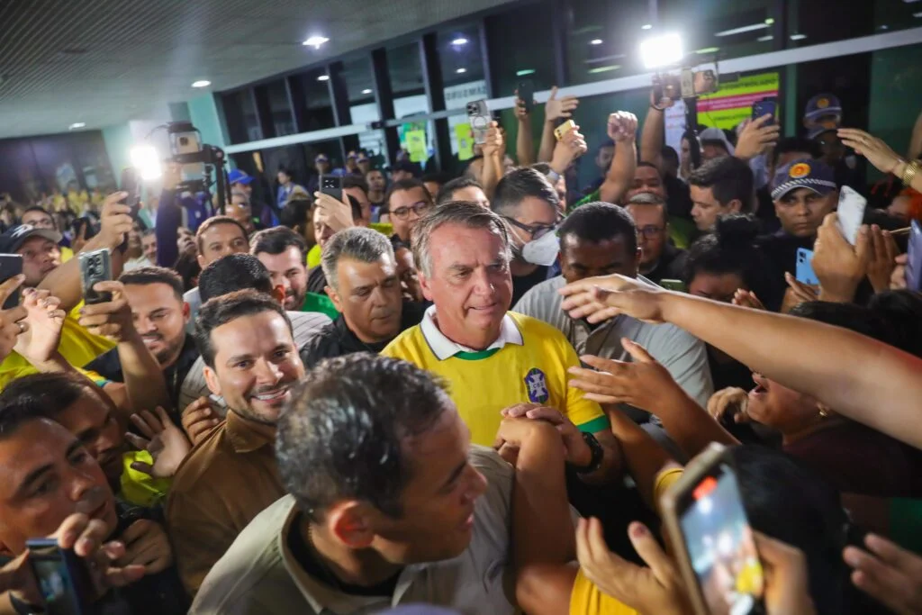 Multidão recebe Bolsonaro no aeroporto de Manaus