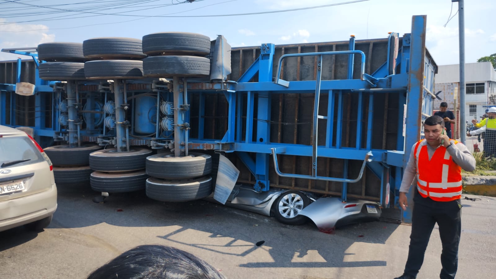 Vídeos: Carreta tomba e esmaga carro em rua de Manaus