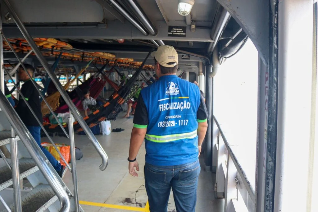 Linhas hidroviárias para Benjamim Constant e Iranduba estão paralisadas pela seca; outras rotas foram alteradas