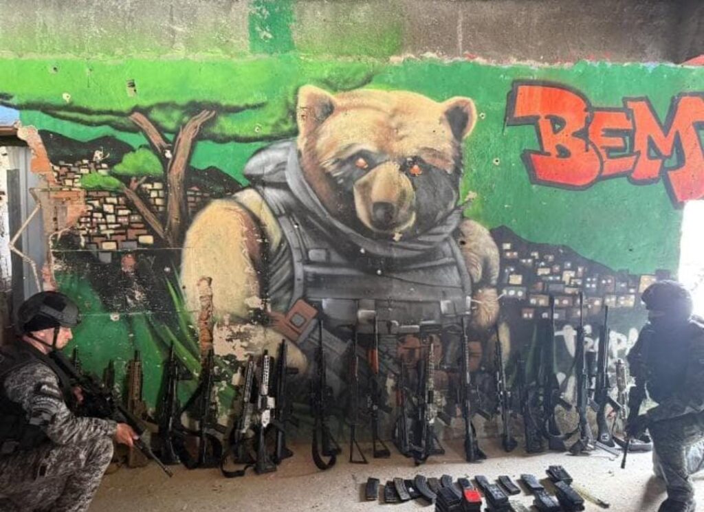 Armas sendo apresentadas após apreensão no Complexo da Penha na cidade do Rio De Janeiro-RJ