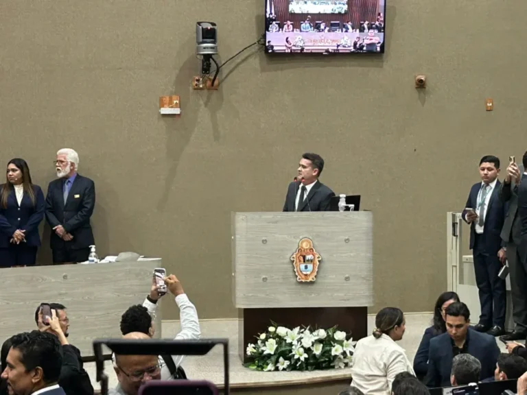 Saída oficial: David Almeida deixa comando de Manaus para concorrer ao Governo do AM