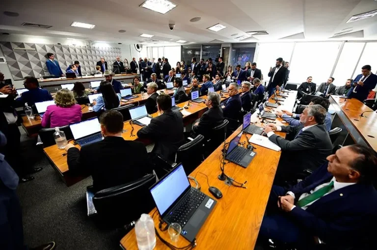 Relatório da CPMI do INSS pede indiciamento de 218 pessoas e inclui filho de Lula