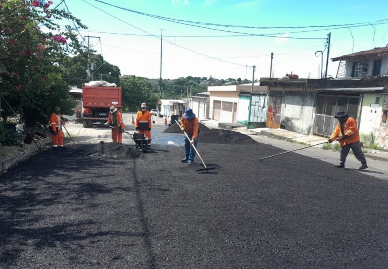 Prefeitura intensifica obras de recuperação asfáltica no Coroado, em Manaus