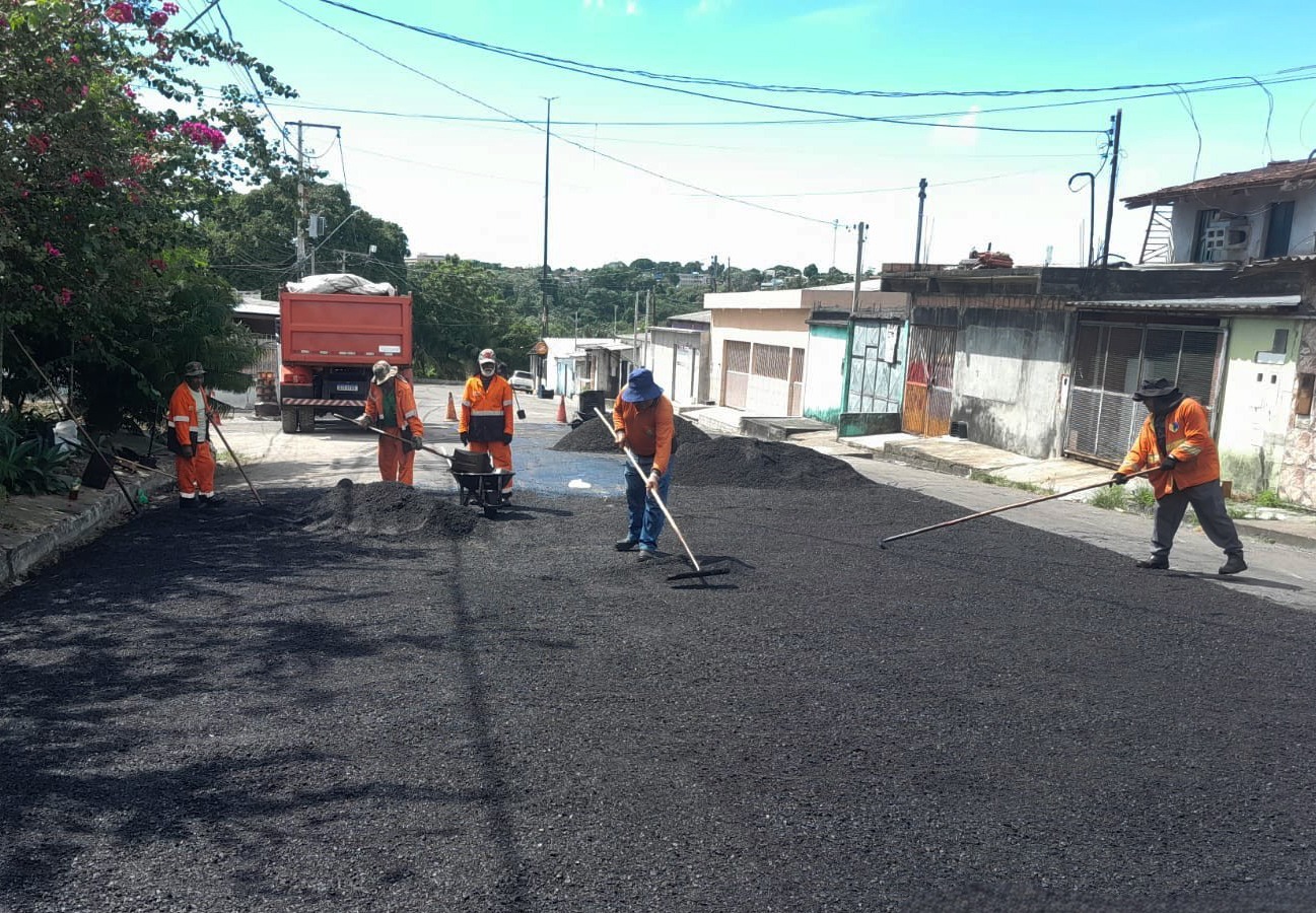 Prefeitura intensifica obras de recuperação asfáltica no Coroado, em Manaus