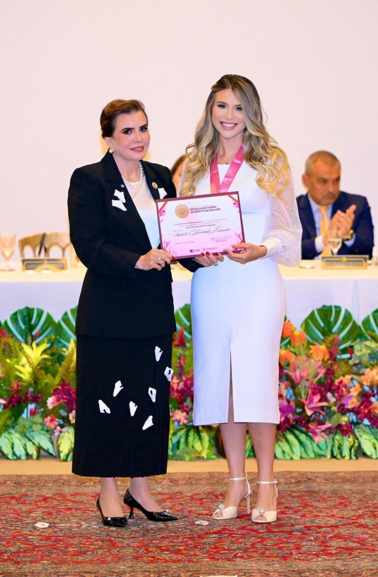 Izabelle Fontenelle é homenageada pelo TCE-AM com Medalha de Honra ao Mérito à Mulher